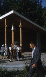 SAFFA 1958: "Kapelle I" - Menschen stehen vor Kapelle; Zürich