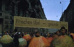 SAFFA 1958: "Abstinenten ABC" - als Äpfel verkleidete Kinder an Umzug mit Transparent "Frisches Obst - gesunde Jugend"; Zürich