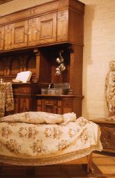 SAFFA 1958: "Haus der Kantone; Taufstube" - Kinderbett; im Hintergrund Buffetschrank mit Taufbecken; Zürich