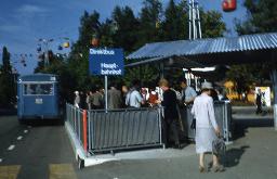 SAFFA 1958: "Saffa-Bus"; Besucher warten bei Haltestelle mit Schild "Direktbus Hauptbahnhof -.40"; im Hintergrund Saffa Seilbahn; Zürich