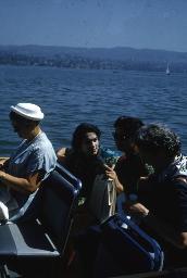 SAFFA 1958: "Saffa Schiffli mit zwei Indierinnen" - Frauen auf Schiffsdeck sitzend; Zürich