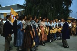 SAFFA 1958: Männer und Frauen in Trachten beim Singen