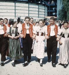 SAFFA 1958: Männer und Frauen in Trachten