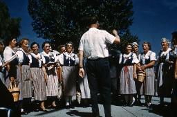 SAFFA 1958: Frauen in Trachten beim Singen