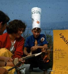 SAFFA 1958: Kinder beim Wurst braten