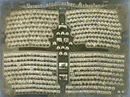 "Verein städtischer Arbeiter" 1905-1906, Fototafel mit Porträts der Mitglieder, mittig: Vereinsvorstand und Gründer (Herman Greulich)