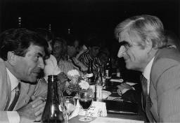 Tisch an einem Gewerkschaftsanlass, rechts Fritz Reimann