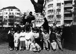 Landesgruppenkonferenz IG Frauen: Gruppenbild mit einem Plakat zum Frauenstreik vor der Bronzestatue "Befreiung" auf dem Werdplatz in Zürich
