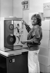 Erica Spocchi, Sekretariat der Gewerkschaft Textil, Chemie, Papier (GTCP) Zürich beim Bedienen einer Bandmaschine, ca. 1970er-Jahre
