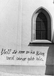 "Stell dir vor es ist Krieg und keiner geht hin." - Sprayerei wahrscheinich auf Kirchenwand unter Fenster; um 1980