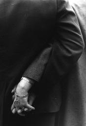 Paar am Hände halten; Hand der Frau mit Armbändern und Fingerring; um 1960