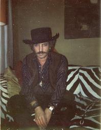 Bob Steffen, mit Schnauz; Westernhut, düsterer Blick auf Couch, um 1975