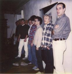 Bob Steffen (2.v.r.) an Männertreffen, als Gruppe an Wand stehend, um 1985