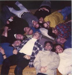 Bob Steffen (Mitte) an Männertreffen, als Gruppe mit den Köpfen zueinander liegend, um 1985