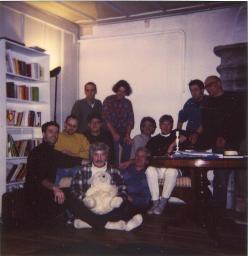Bob Steffen an Männertreffen, Gruppenbild, Bob mit Teddybär im Vordergrund, um 1985