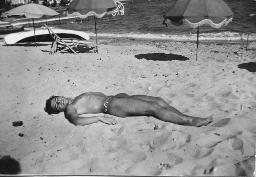 Pierre in Badehose am Strand, gewidmetes Foto, 1951