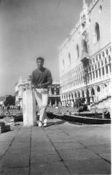 Bob Steffen in Venedig vor Palazzo und Gondel, um 1950