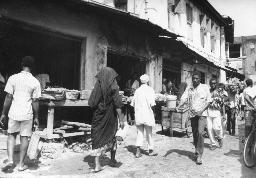Menschen beim Arbeiten und Einkaufen in afrikanischer Stadt (auf Sansibar?), um 1950