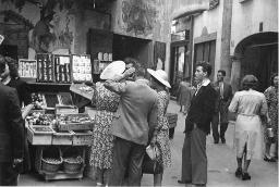 Bob Steffen (vorne rechts) flaniert durch Rom, um 1950