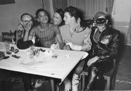 Bob Steffen (2.v.r.) mit z.T. maskierten Männern an Tisch in Gay Bar, um 1950