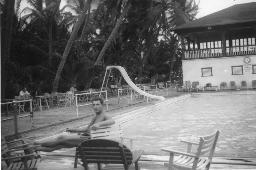 Bob Steffen liegt am Pool, Palmen und Kolonialstil, 1961