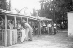 Bob Steffen steht an Strandbar, 1961