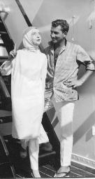 Bob Steffen in Freizeitbekleidung und Lillian Gish mit Kopftuch auf Schiff, 1961