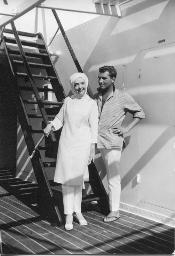 Bob Steffen in Freizeitbekleidung und Lillian Gish mit Kopftuch auf Schiff, Juli 1961