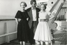 Bob Steffen in Anzug und Fliege, mit Lillian Gish (links) und ihrer Schwester Dorothy, 1961