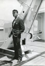 Bob Steffen in dunklem Anzug auf Schiff, 1961
