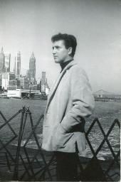 Bob Steffen vor der Skyline von Manhattan, 1961