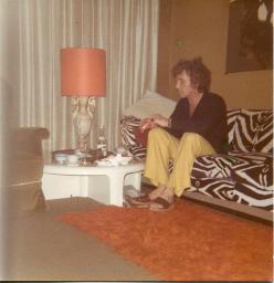 Bob Steffen auf Couch, Zebramuster, in der Hand eine Zigarettenschachtel, 1973