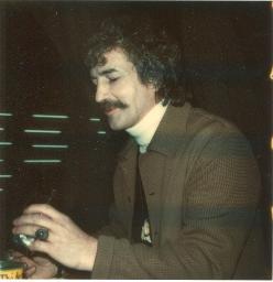 Bob Steffen, Schnauz, braune Jacke und Rollkragenpulli, Profilansicht, um 1970