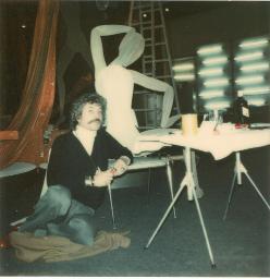 Bob Steffen, kniend mit Figur von Luciano Andreani in Atelier oder an MuBa, um 1970