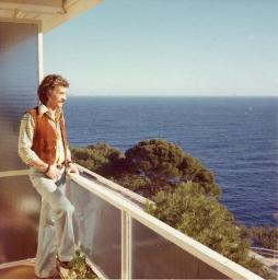 Bob Steffen im Freizeitlook, steht an Geländer auf Balkon und schaut aufs Meer, 1975