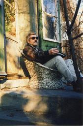 Bob Steffen mit Sonnenbrille auf Korbsessel, 1988