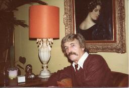 Bob Steffen, graumeliert und Schnauz; vor Frauenbildnis, 1983