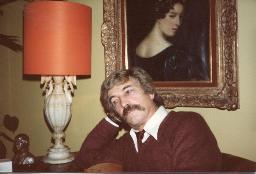 Bob Steffen, graumeliert und Schnauz; vor Frauenbildnis; stützt Kopf auf, 1983