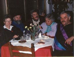 Bob Steffen (Mitte), graumeliert und Schnauz mit unbekannten Personen an Tisch, um 1985