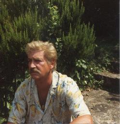 Bob Steffen, Haare getönt, Schnauz, gemustertes Hemd, vor Rosmarinbusch, 1990