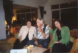 Bob Steffen, weisshaarig, Schnauz mit zwei unbekannten Frauen, Djerba, Tunesien, Oktober 2005