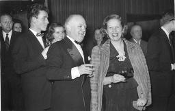 Bob Steffen (vorne links) an einem Empfang, unbekannte elegante Männer und Frauen, um 1950