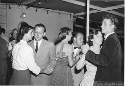 Bob Steffen (rechts) tanzt auf Schiff mit Unbekannter, unbekannte Paare tanzen, um 1950