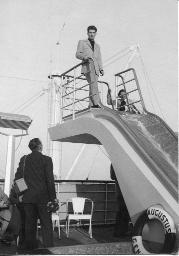 Bob Steffen im hellen Anzug auf Passagierschiff; Augustus Genova, um 1950