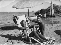Bob Steffen in Badehose neben unbekannter Frau im Liegestuhl, Sandstrand, um 1950