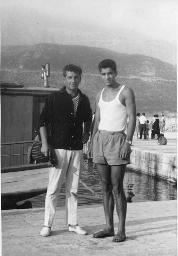 Bob Steffen in heller Hose und dunkler Jacke mit unbekanntem Mann in Shorts an Hafen, um 1955