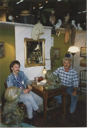 Bob Steffen (rechts) mit René Bläuer an Küchentisch in seiner Wohnung, Gutenbergstrasse 8, Bern, 1989