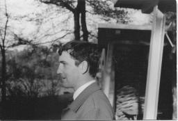 Bob Steffen; Profil; im Hintergrund Schuppen, Bäume, Gewässer, um 1955