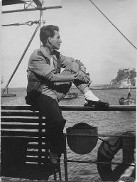 Bob Steffen sitzt auf Reling eines Schiffes und blickt auf das Wasser, um 1950
