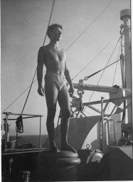 Bob Steffen, in Badehose, Takelage von Schiff, um 1950